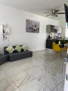 Η κουζίνα ή μικρή κουζίνα στο Comfortable House, 7 minutes from Playa la Audiencia +29 φωτογραφίες