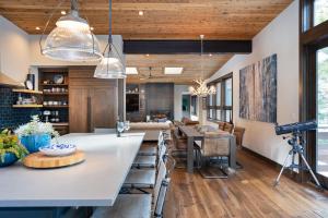 Posezení v ubytování West Shore - West Shore Hideaway + 35 fotografií