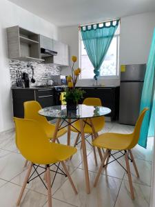 Η κουζίνα ή μικρή κουζίνα στο Comfortable House, 7 minutes from Playa la Audiencia