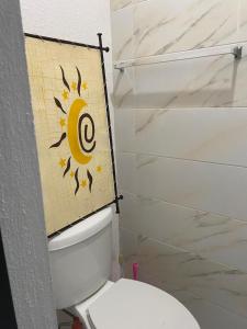 Ένα μπάνιο στο Comfortable House, 7 minutes from Playa la Audiencia