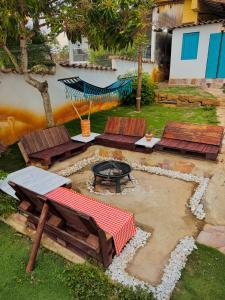 einen Hinterhof mit Bänken, einem Tisch und einer Feuerstelle in der Unterkunft Habitación Isabelina 3 ó 4 personas in Barichara