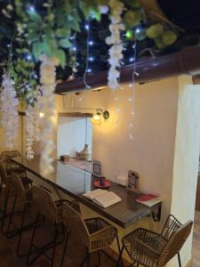 ein Esszimmer mit Tisch und Stühlen in der Unterkunft Habitación Isabelina 3 ó 4 personas in Barichara