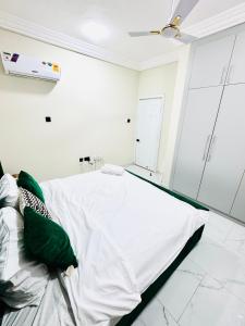 Photo de la galerie de l'établissement Modern 1 Bedroom Ground Floor Apartment with Serene Mountain Views, close to Aburi Walking Trail, à Oyarifa