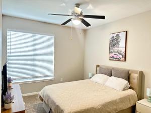 Voodi või voodid majutusasutuse Comfortable 2BR Getaway Close to The Woodlands toas +19 fotot