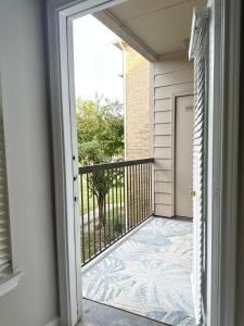 Rõdu või terrass majutusasutuses Comfortable 2BR Getaway Close to The Woodlands