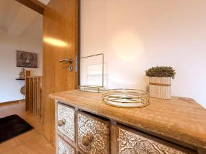 グアルダにあるCasa Dos Passos IIの鏡付き木製ドレッサー +24枚の写真