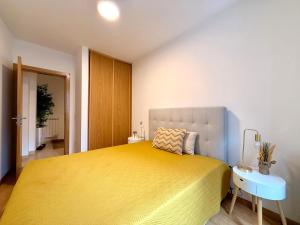 グアルダにあるCasa Dos Passos IIのベッドルーム1室(大型ベッド1台、黄色のベッドカバー付)