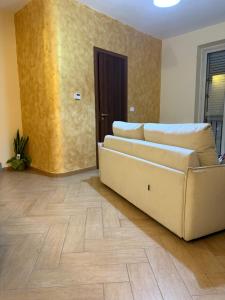 a couch in a room with a wooden floor at Casa Marconi duplex avec terrasse in Aragona +63 photos