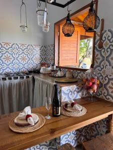 a kitchen with a table with hats and glasses at Casa Das Árvores BonitoMS in Bonito