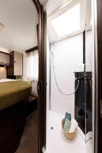 Postel nebo postele na pokoji v ubytování Lodge Camper im Nationalpark mit Aussicht & Geschichte + 5 fotografií