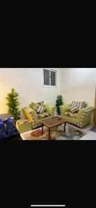 Una sala de estar con dos sofás y una mesa de café. en Güzellik Junior Suite جناح قوزيوليك, en Abha