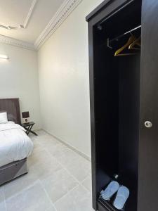 1 dormitorio con cama y armario negro en Güzellik Junior Suite جناح قوزيوليك, en Abha