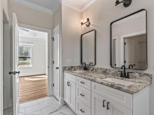 un baño con lavabo y dos espejos en Seabreeze Pines, en Crawfordville 19 fotos más