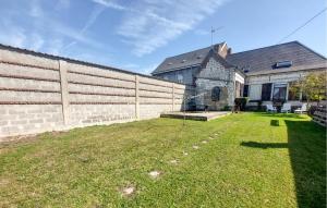 un patio vacío junto a una pared de ladrillo en Gite De Campagne Avec Jardin, en Mailly-Maillet