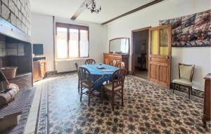 Un comedor con mesa y sillas en Gite De Campagne Avec Jardin, en Mailly-Maillet