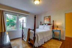 a bedroom with a bed and a window at Extended Stay in Sacramento! Dog-Friendly Home in Oak Park