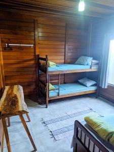 a room with two bunk beds in a cabin at Chalé em meio a natureza de bonitoms in Bonito