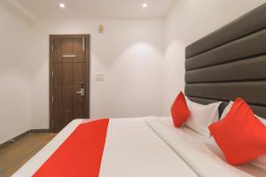 Ένα ή περισσότερα κρεβάτια σε δωμάτιο στο Hotel O Rudraksh +28 φωτογραφίες