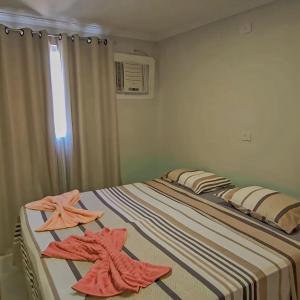 2 letti con asciugamani in una stanza di Apartamento Paraíso Lua e Mar - Manoah Beach Flats a Maragogi