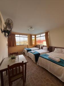 ImperialにあるHotel Parque Acuáticoのベッドが3つとテーブルと椅子がある部屋 +51枚の写真