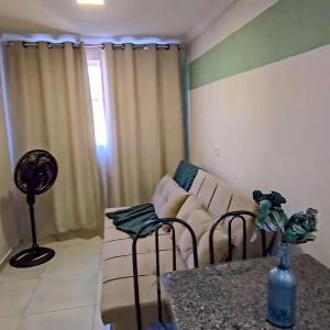 un soggiorno con un divano e un tavolo di Apartamento Paraíso Lua e Mar - Manoah Beach Flats a Maragogi