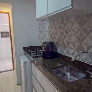 un bancone da cucina con lavello e fornello di Apartamento Paraíso Lua e Mar - Manoah Beach Flats a Maragogi