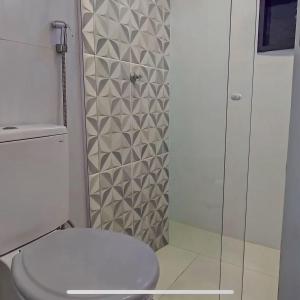 un piccolo bagno con wc e doccia di Apartamento Paraíso Lua e Mar - Manoah Beach Flats a Maragogi