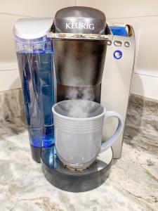 Příslušenství pro přípravu čaje a kávy v ubytování Romantic Red Room - Adults Only Couples' Retreat