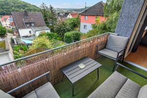 balcón con banco y silla en NEU Ruhige und gemütliche Wohnung mit Balkon, en Hagen