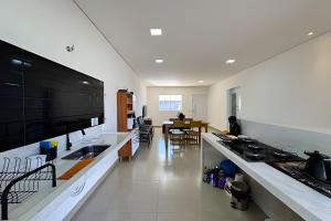 Η κουζίνα ή μικρή κουζίνα στο 3 quartos c/ área gourmet