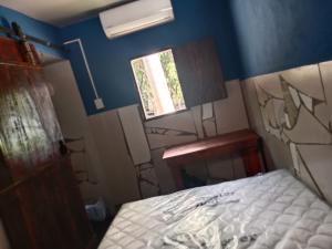 Un dormitorio pequeño con una cama y una ventana. en K-Chimbón Zonte playa! Best place view!, en El Zonte