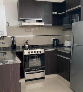 ビヤ・マリアにあるMendoza Aparts - Con cocheraのキッチン(コンロ、冷蔵庫付)