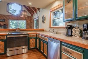 Kuchyň nebo kuchyňský kout v ubytování North Shore - Pinetree Paradise