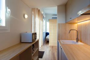 Kuchyň nebo kuchyňský kout v ubytování Tiny House Base Camp Granada Camping