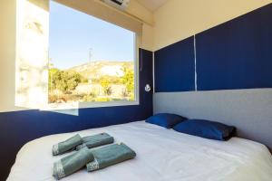 Postel nebo postele na pokoji v ubytování Tiny House Base Camp Granada Camping