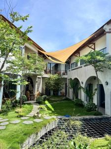 an exterior view of a house with a yard at Barland Villa in Ke Ga