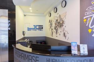 a waiting room with a clock on the wall at JG Sohotel in New York