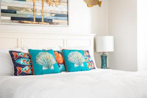 Ένα ή περισσότερα κρεβάτια σε δωμάτιο στο Coastal Serenity 108 Beachfront Condo Near Downtown +31 φωτογραφίες