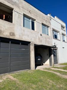 a garage with a car parked inside of it at Luz del cielo premiun in Necochea +9 photos