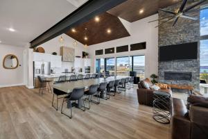 une grande salle à manger avec une longue table et des chaises dans l'établissement Luxury Lodge with Hot Tub, Theater and Pickleball Court, à Fish Haven