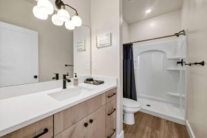 une salle de bain avec un lavabo, des toilettes et un miroir dans l'établissement Luxury Lodge with Hot Tub, Theater and Pickleball Court, à Fish Haven 77 autres photos