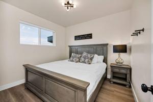 une chambre avec un grand lit et une fenêtre dans l'établissement Luxury Lodge with Hot Tub, Theater and Pickleball Court, à Fish Haven