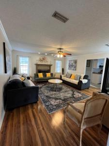 Χώρος καθιστικού στο Family-Only Home Quiet & Peaceful Neighborhood