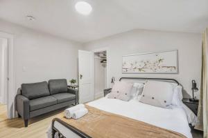 Ένα ή περισσότερα κρεβάτια σε δωμάτιο στο 2 BR 1 Bath Apt with Parking and Close to all Amenities