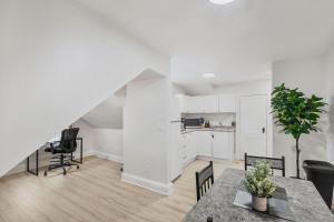 Η κουζίνα ή μικρή κουζίνα στο 2 BR 1 Bath Apt with Parking and Close to all Amenities