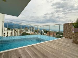 a swimming pool on the roof of a building at Exclusivo Apartamento en Panoramika Laureles Rodeado de Naturaleza in Armenia +9 photos