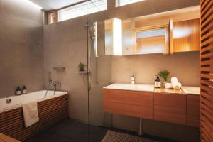 un bagno con vasca, lavandino e doccia di Stay North - Rönnäs a Labby Altre 22 foto