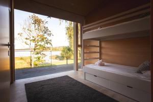 una camera da letto con un letto a castello e una grande finestra di Stay North - Rönnäs a Labby