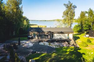una vista aerea di una casa con lago di Stay North - Rönnäs a Labby