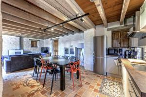 Kuchyň nebo kuchyňský kout v ubytování Domaine de Linguinou + 35 fotografií